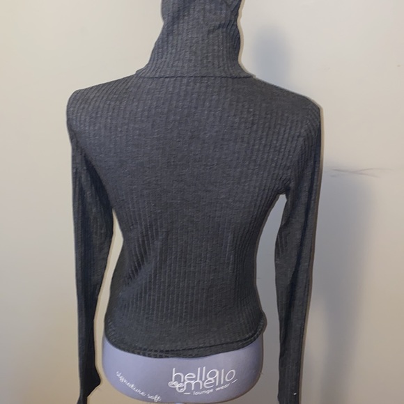 ❤️ Grey Ribbed turtleneck with some stretch/ spandex size medium❤️ - Picture 4 of 6